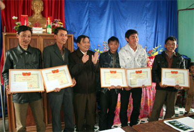 Tặng huy hiệu "Tuổi trẻ dũng cảm" cho 3 người anh hùng sông Gianh