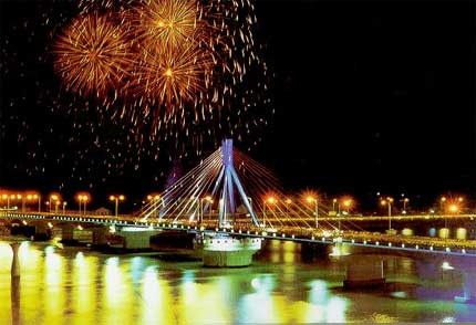 Lễ hội pháo hoa thu hút du khách đến Đà  Nẵng