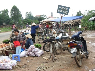 Tiếp tục thực hiện lệnh cấm bán hà ng rong, lấn chiếm vỉa hè