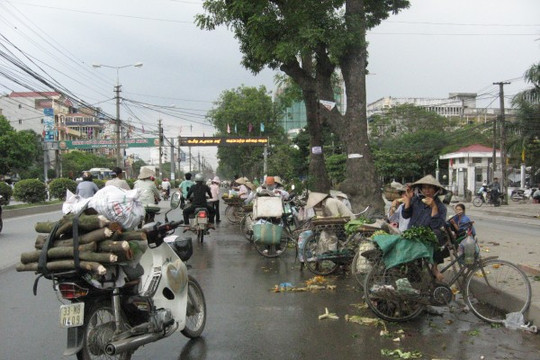 Hà  Nội: Chợ cóc vẫn  mọc giữa đường