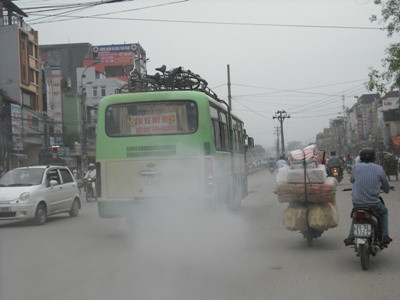 Hà  Nội: Xe khách học xe buýt cố tình nhả khí độc ra đường