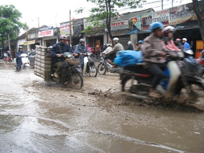 Hà  Nội: Mưa không lớn đã "nhấn chìm" quốc lộ 32 