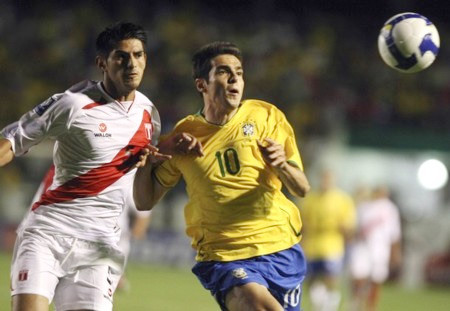 Vòng loại W.C 2010 khu vực Nam Mử¹: Thắng Peru, Brazil leo lên nhì bảng