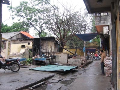 30 thanh niên dùng hung khí quậy Khu tập thể Kim Liên