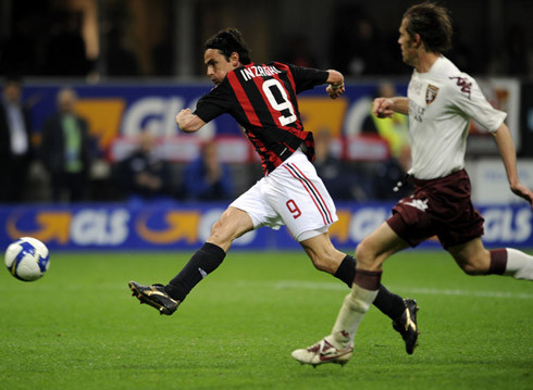 Inzaghi lập hat-trick, AC Milan vượt mặt Juves trên BXH