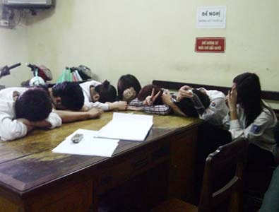 Bắt quả tang nhóm học sinh mặc đồng phục lắc trong quán