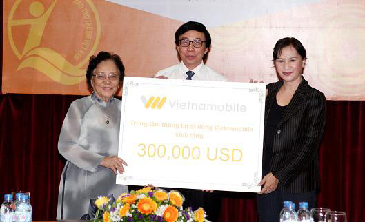 Vietnamobile trao hơn  5 tỷ đồng cho Quử¹ Bảo trợ trẻ em Việt Nam