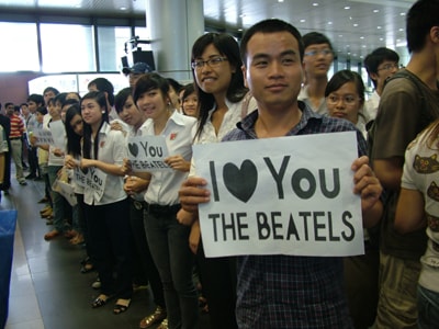 Sân bay Nội Bà i náo nhiệt vì fan hâm mộ The Beatels