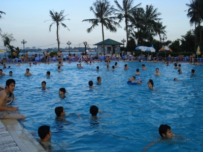 Hà  Nội: Các bể bơi chật kín người