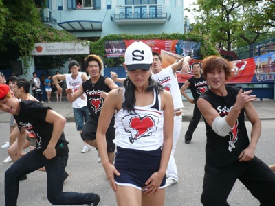 Nhóm nhảy Sachoom náo loạn đường phố Hà  Nội