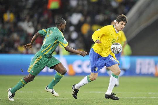Confed Cup: Thắng chật vật Nam Phi, Brazil và o trận chung kết 