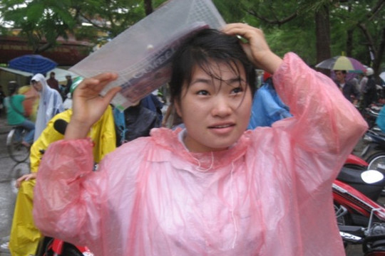 Hà  Nội: Sĩ tử­ cùng phụ huynh đội mưa đi thi