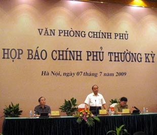 ''Không có chuyện cắt giảm gói kích cầu''