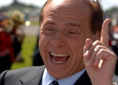 Thủ tướng Berlusconi lại bị tố "qua đêm với phụ nữ"