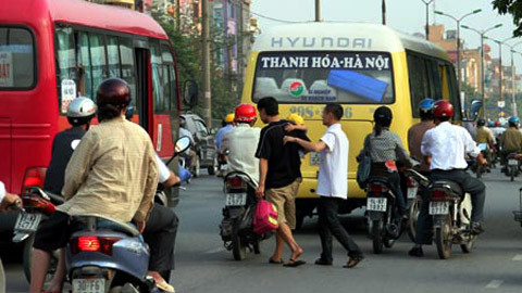 Trắng trợn 'bắt chẹt' khách ở bến xe phía Nam Hà  Nội