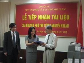Tiếp nhận tà i liệu của nguyên Phó Thủ tướng Nguyễn Khánh
