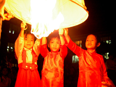  'Vầng trăng cổ tích'  món quà  cho trẻ em ngà y Trung thu