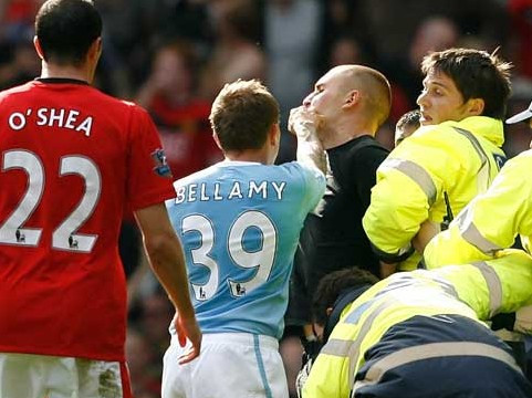 Bellamy & Neville thoát án treo giò của FA