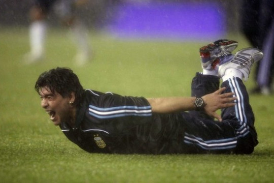 Vòng loại World Cup: Palermo giải cứu Maradona, Chile già nh vé 