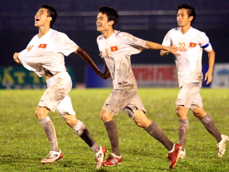 Bán kết giải U21 quốc tế 2009: U19 Việt Nam và o Chung kết, U21 Việt Nam thua tức tưởi 