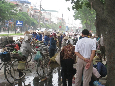  Hà  Nội: Chợ cóc lấn chiếm vỉa hè, lòng đường