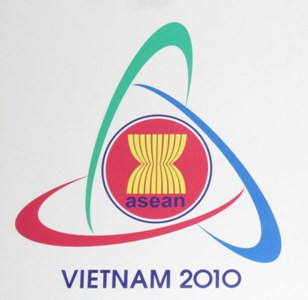Biểu trưng ASEAN 2010 là  hình tượng chiếc chong chóng ba cánh