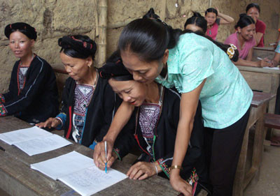 Tuyên Quang: Thăm lớp học vỡ lòng ở tuổi 50