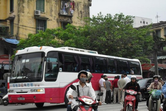 Hà  Nội: Đường Đà o Duy Anh tắc nghẽn do va chạm giao thông