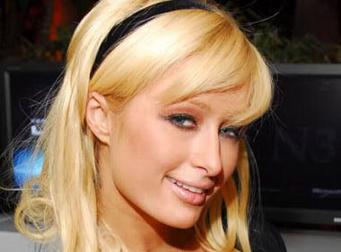 Paris Hilton bị tố nhái mẫu già y
