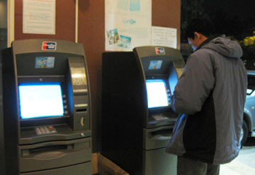 Lo nghẽn ATM, NHNN yêu cầu tăng cường chất lượng dịch vụ 