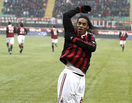 Ronaldinho lập hat-trick, Milan tà n sát Siena