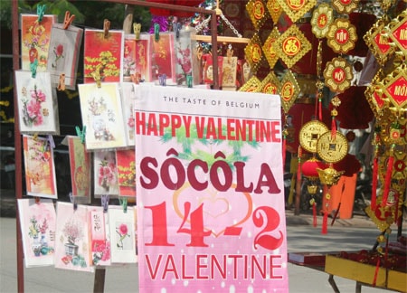 Rộn rà ng thị trường hoa, quà  tặng Valentine