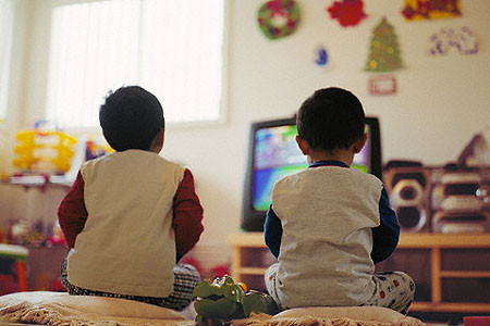 Trẻ học qua tivi lợi bất cập hại
