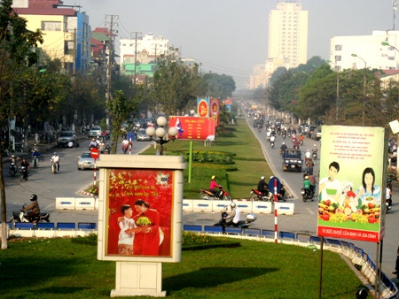 Phân luồng GT thi công cầu đi bộ trên đường Hoà ng Quốc Việt và  Ngọc Hồi  