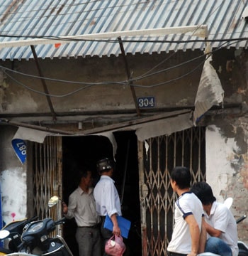 Cử­a hà ng phế liệu bị ném mìn 