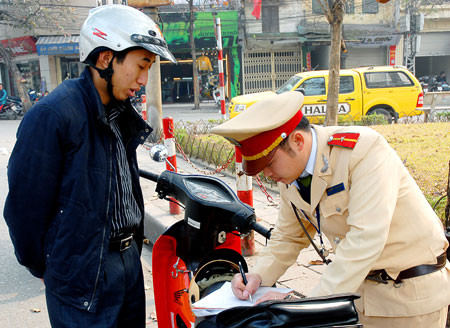 Phạt gấp đôi với người vi phạm giao thông ở Hà  Nội