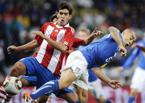 Italy may mắn thoát thua trước Paraguay