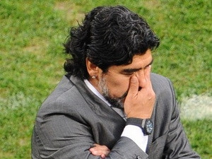 'Cậu bé và ng' Maradona đã chính thức bị sa thải