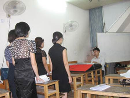 Những lớp học bí mật buổi trưa của giới văn phòng Hà  Nội