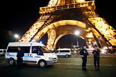 Tháp Eiffel bị dọa đánh bom