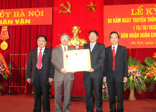 Ban Dân vận Thà nh ủy Hà  Nội nhận Huân chương Lao động hạng Nhất