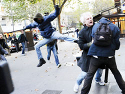 Pháp đối diện khủng hoảng xã hội   