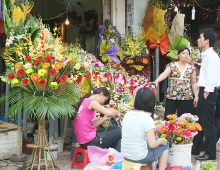 Quà  tặng trà n ngập, hoa tươi tăng giá dịp 20/10