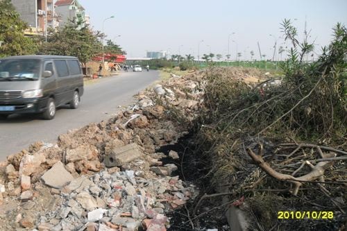 Phế liệu xây dựng...lấn Đại lộ Thăng Long