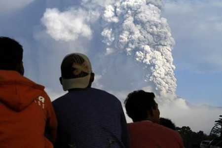 Lưu học sinh Việt tại Indonesia sơ tán do núi lử­a 