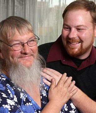 Người phụ nữ râu dà i nhất thế giới gặp lại con sau 30 năm thất lạc
