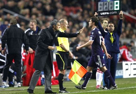 Mourinho nhận án phạt từ UEFA sau vụ tẩy thẻ