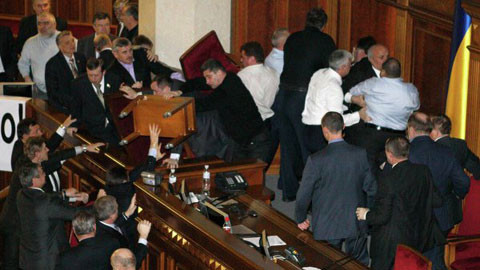 Nghị sĩ Ukraine 'choảng nhau' vỡ hàm, gãy tay