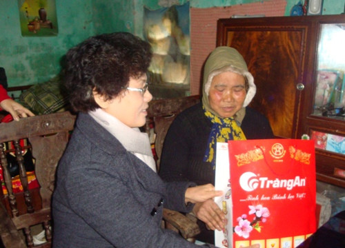 Ban tổ chức Xuân ấm tình yêu thương trao quà  Tết cho cựu TNXP Thái Bình