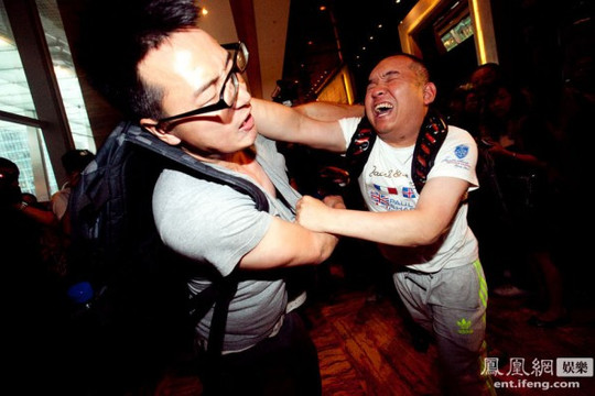 Hai nhà  báo Trung Quốc ẩu đả vì tranh phong bì